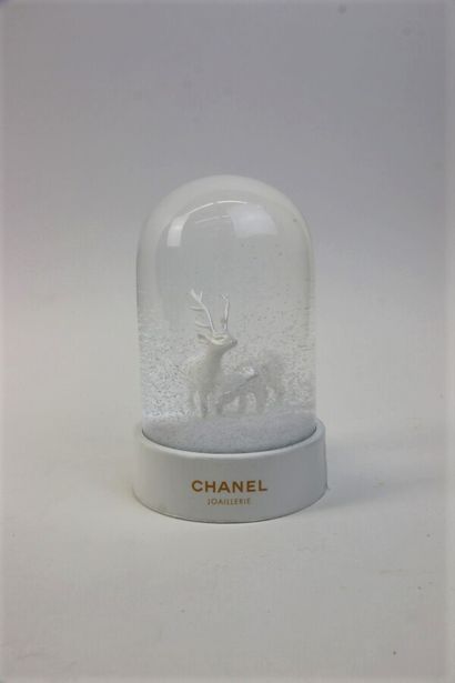 null CHANEL Joaillerie

Boule à neige en verre, cerf et biche sur un parterre de...