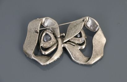 null LANVIN Paris

Broche en forme de noeud en métal argenté brossé pavé de strass....