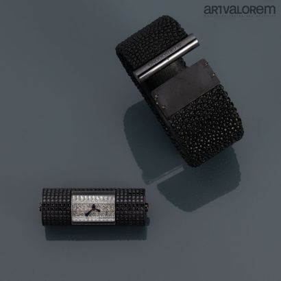 null de GRISOGONO

Montre en or gris brunit 750°/°° modèle "Lipstick " pavée de diamants...