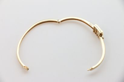 null GUY LAROCHE

Bracelet jonc ouvrant en or jaune 750°/°° centré d'un motif carré...