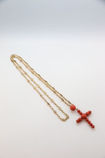  Pendentif croix en or jaune 750°/°° ornée de perles de corail rouge retenue par...