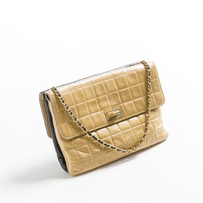 null CHANEL Paris

Sac double face en agneau beige, fermeture par rabat de chaque...