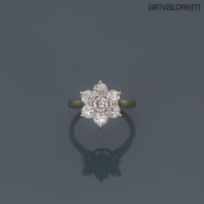 null Bague marguerite en or gris 750°/°° ornée de diamants taille brillant en serti...