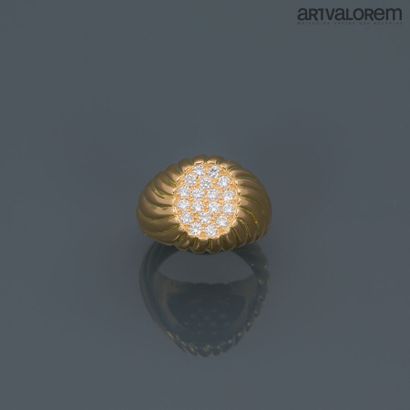 null BOUCHERON

Bague jonc godronnée en or jaune 750°/°° , la table pavée de diamants...