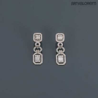  Paire de pendants d'oreilles percées en or gris 750°/°° de style 1930 pavés de diamants...