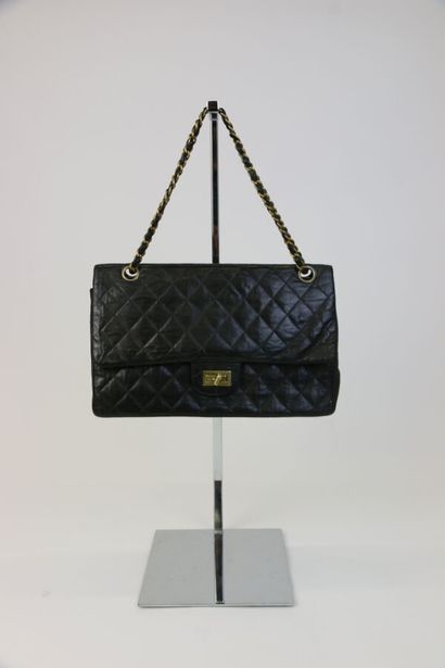 null CHANEL Paris

Sac 2.55 en agneau noir, bandoulière chaine permettant un porté...