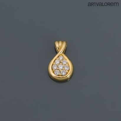 null Pendentif de forme goutte en or jaune 750°/°° pavé de diamants taille brillant.

Longueur:...