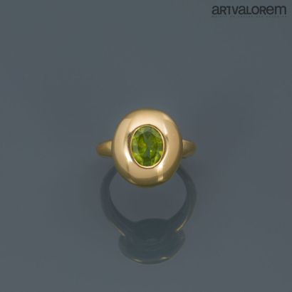 null Bague en or jaune 750°/°° ornée d'un péridot de taille ovale facetté en serti...