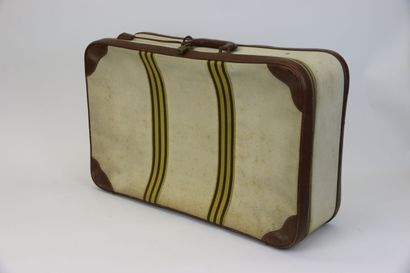 null HERMÈS Paris

Valise de voyage en toile H, bordures et renforts d'angle en veau...