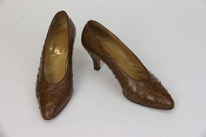 null HERMÈS Paris

Paire d'escarpins en cuir d'autruche marron

Pointure 39 1/2

(Bon...