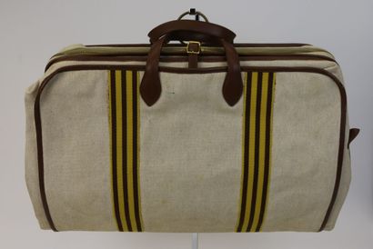 null HERMÈS Paris

Porte habit de voyage en toile H, bordures en veau grainé marron

Intérieur...