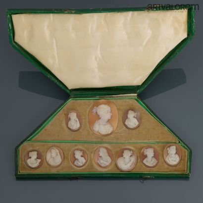  Dix camées coquille à décor gravé de femmes à l'antique de profil. 
 XIXème siècle.....
