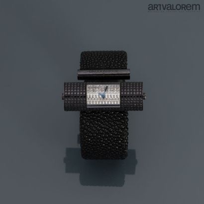 null de GRISOGONO

Montre en or gris brunit 750°/°° modèle "Lipstick " pavée de diamants...