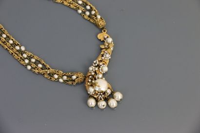 null Miriam HASKELL

Collier en métal doré et perles nacrées composé de quatre chaînes...
