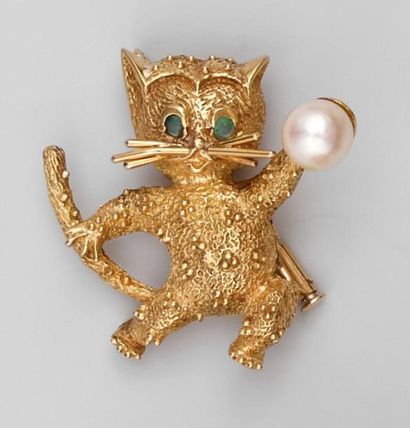 null Broche en or ciselé, stylisant un chat attrapant une perle de culture d'environ...