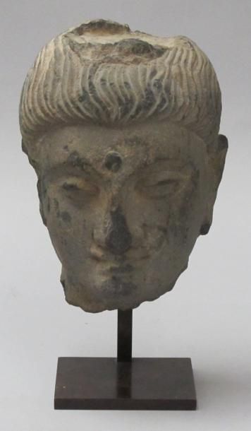 null Masque de divinité en schiste. Gandhara II, IV° siècle. Ht: 14 cm