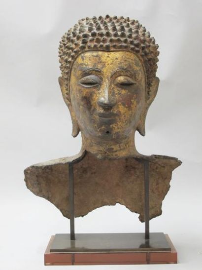 null Tête de Bouddha en bronze laqué or, les yeux mi-clos, la coiffe finement bouclée....