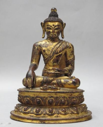null Bouddha assis en Padamsana en bronze doré les mains en bhumisparsa mudra (geste...