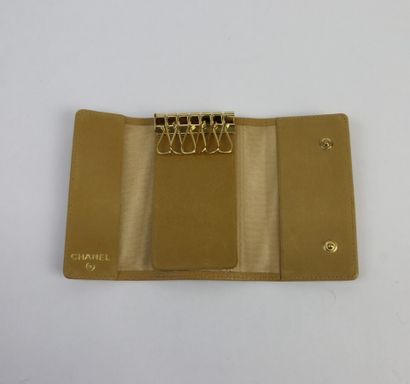 null CHANEL

Porte clé en cuir grainé gold, sigle surpiqué. 

10,5 x 7 cm. 

Avec...