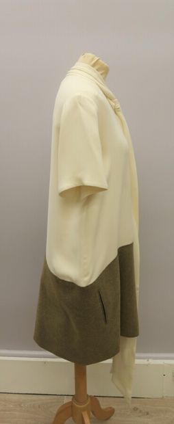 null CELINE 

Robe soie beige et lainage beige marron, col lavallière

Taille 40/42

(Taches,...