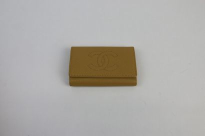 null CHANEL

Porte clé en cuir grainé gold, sigle surpiqué. 

10,5 x 7 cm. 

Avec...