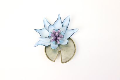 null FABRICE Paris

Broche "nénuphar" en métal argenté et doré martelé pour la feuille...