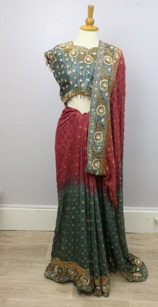 null Grand sari en mousseline de soie vert et rose, brodé de perles de verre et de...
