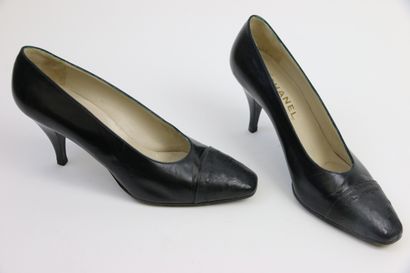 null CHANEL 

Pair of black leather and ostrich leather pumps.

Size 40,5

Heel height:...
