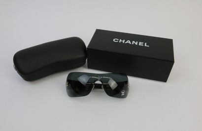 CHANEL 

Pair of sunglasses, temples sheathed...