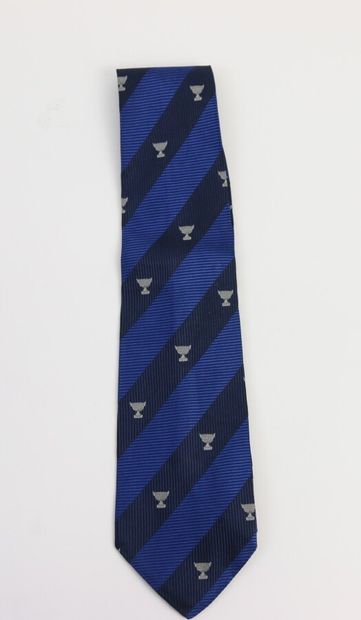 null ROLAND GARROS Paris

Cravate en soie à rayures obliques bleu marine et bleu...