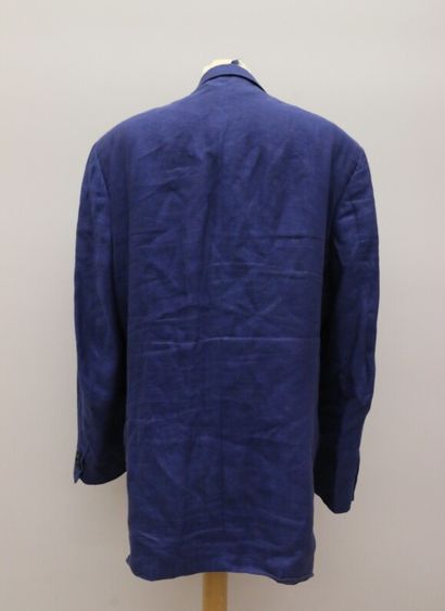 null CERRUTTI pour Hyppolite 

Veste d'homme en lin bleu roy, se fermant par deux...