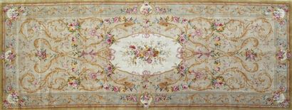 null Important carpet of Savonnerie style XXth. 

Beige field with scrolls of branches...