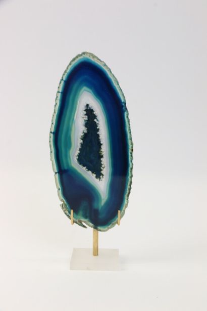 null Tranche d'agate teintée bleue

17,5 x 8,5 x 0,3 cm

Montée sur socle