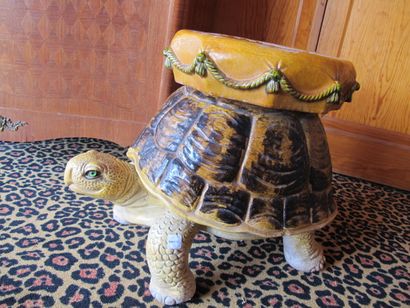 null Petite sellette en céramique polychrome figurant une tortue supportant un coussin

Travail...