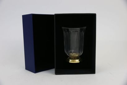 null Guerlain (1993)

Presented in its titled box, a cylindrical tooth glass with...