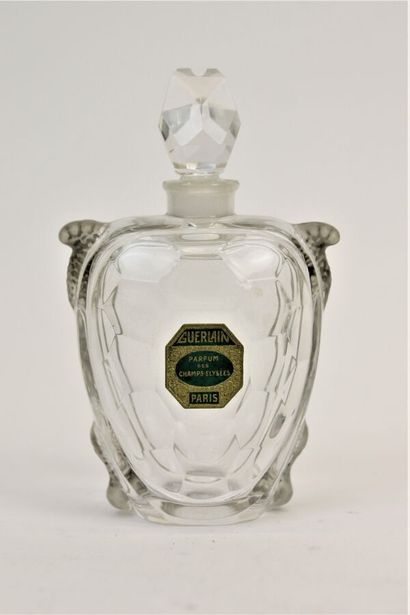 null Guerlain "Parfum des Champs Elysées" (1904)

Flacon en cristal incolore pressé...