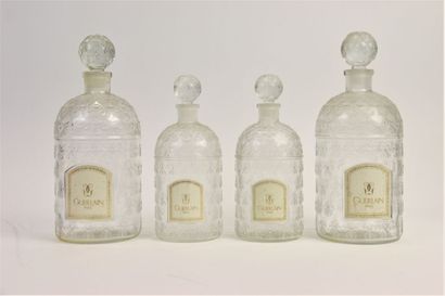 null Guerlain - " Habit Rouge " (1965)

Quatre flacons en verre incolore modèle abeille...