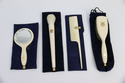 null Guerlain "La Mise en Beauté" (1993) 

Assortiment de quatre accessoires : brosse...