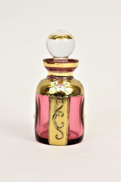 null Cristalleries de Bohème (Années 1990)

Flacon à parfum en verre teinté rouge...