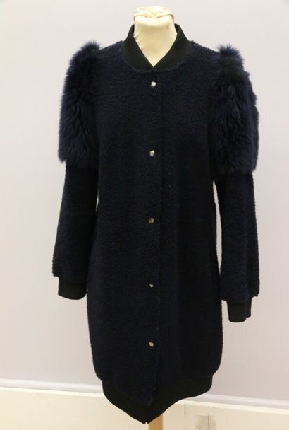 null ANNE VEST

Three-quarter coat in navy blue sheepskin and synthetic fur with...