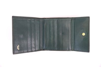 null CELINE

Two wallets

- One in green leather, inside red leather 11 x 10cm (worn)

-...