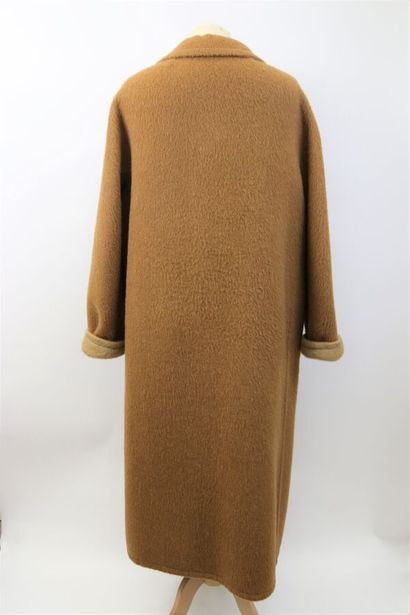 null BURBERRYS'

Long reversible coat in beige and camel wool and alpaga.

Size 44

(Very...