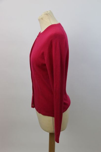 null BOMPARD Eric

Cardigan en cachemire et soie fuchsia, se fermant par sept boutons

Taille...