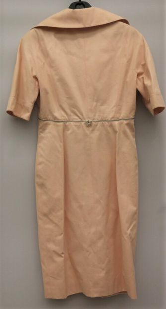 null BERNARD PERRIS



Pink cotton dress 

powdered, two zips allow to wear the top...