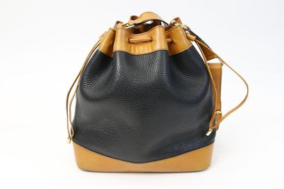 null CELINE 

Bucket bag in black grained leather and brown smooth leather, one handle

30...