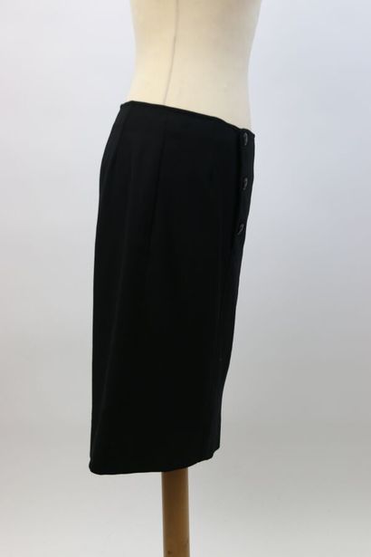 null CHANEL Boutique 

Black wool straight skirt, fastened with three branded buttons

Size...