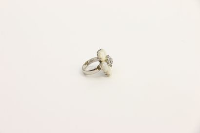 null Ring in the shape of a flower, made of silver 925°/°°° and mother-of-pearl petals,

Pistil...