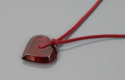 null BACCARAT 

Red crystal heart pendant, held by a red link.

Signed

4 x 4 cm