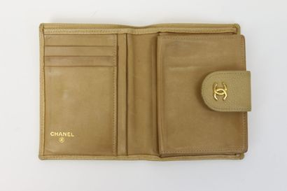 null CHANEL 

Beige grained leather wallet/purse with quilted decoration, inside...