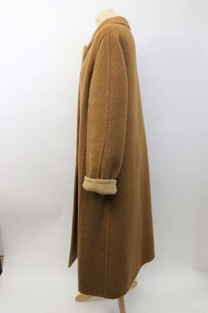 null BURBERRYS'

Manteau long réversible en laine et alpaga beige et camel.

Taille...